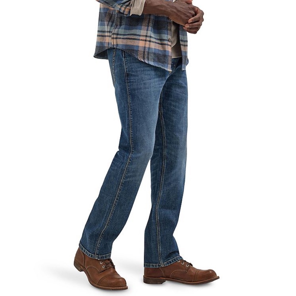 Wrangler peak comfort relaxed boot Men's Classic Blue Straight Jeans size 36x32 - Picture 2 of 15